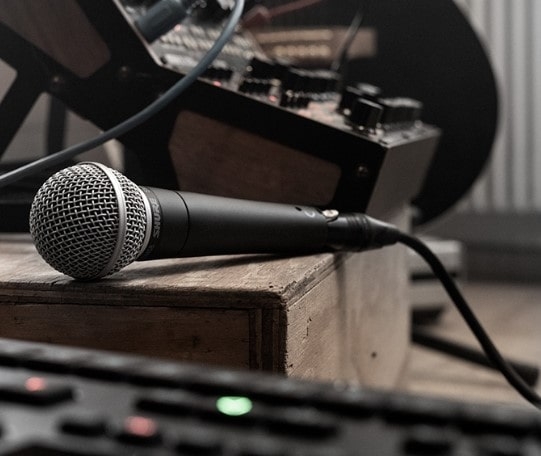 De verschillende soorten microfoons: dynamisch, condensator, USB - dynamischemicrofoon-min