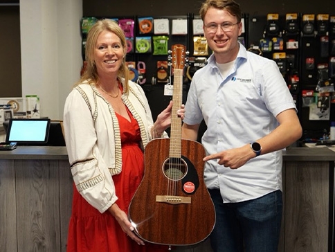 Winnaar Big Rivers-loting ontvangt Fender CD-60 akoestische gitaar