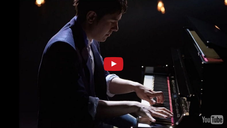 De nieuwe piano's Roland in showroom