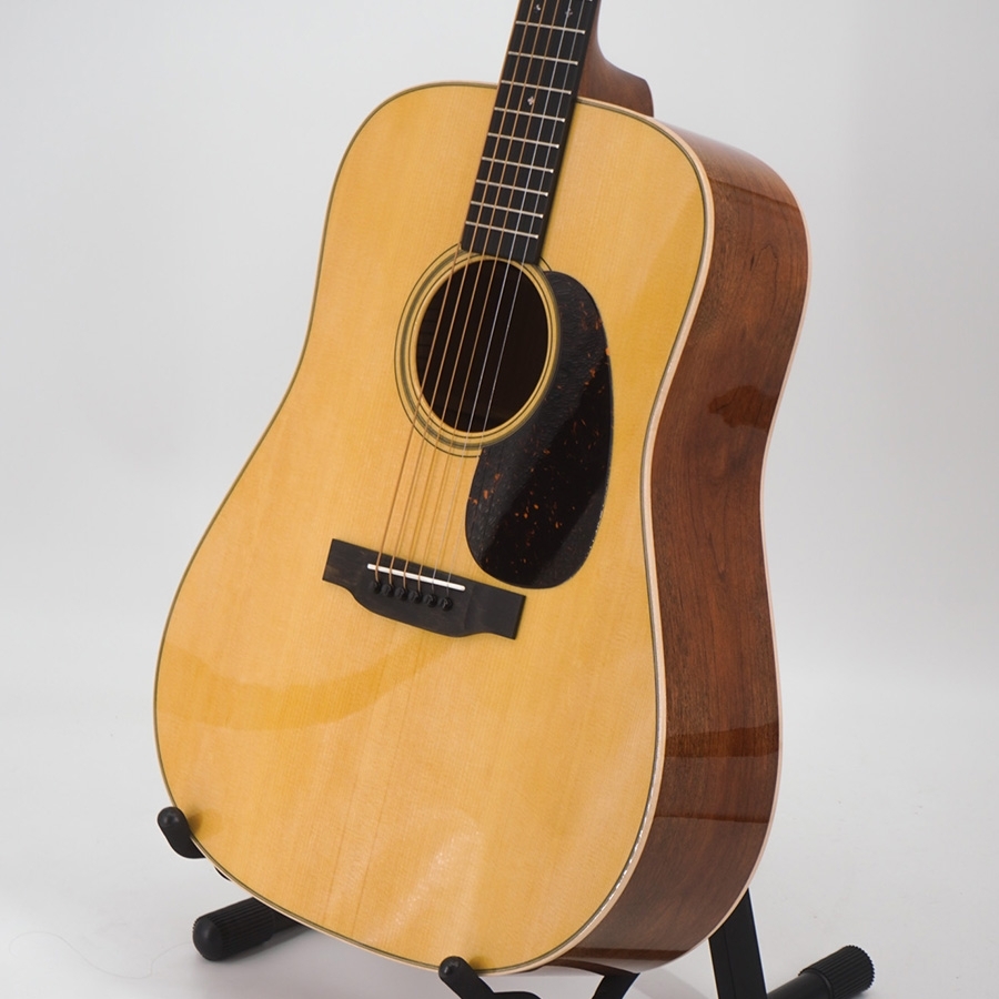 Bekijk hier de Martin D-14 Cherry Hill