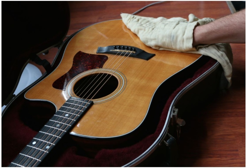 Gitaar Laten Repareren - gitaarreparatie-gitaarreparatie-johdeheer-gitaaronderhoud(2)