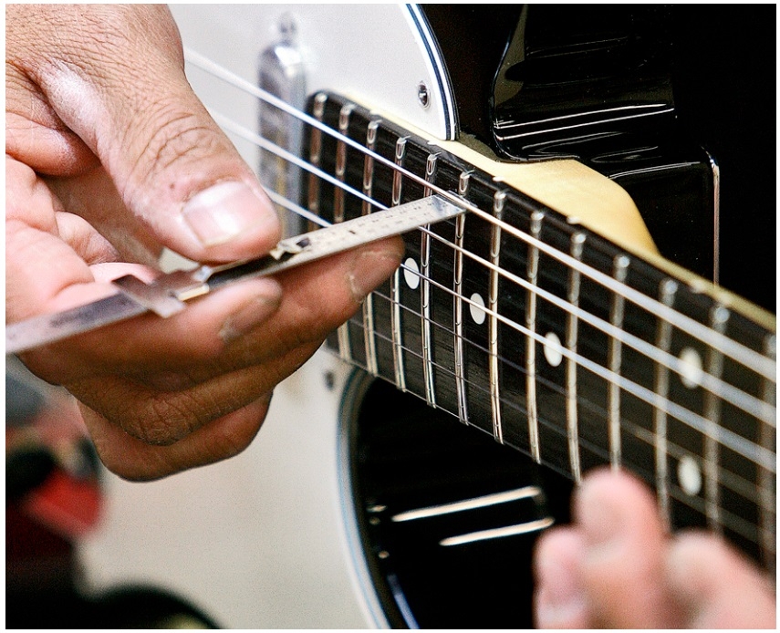 Gitaar Reparatie Dordrecht - gitaar-laten-afstellen-gitaarreparatie-johdeheer-de_actie