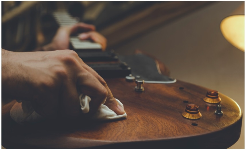 Gitaar Reparatie Prijzen - gitaar-laten-afstellen-gitaarreparatie-johdeheer-onderhoud_gitaar