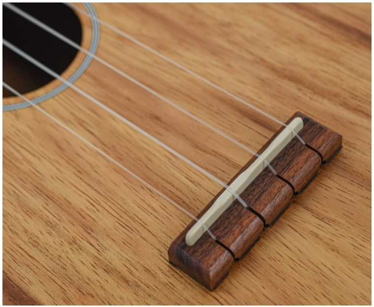 Nieuwe Snaren op Gitaar Zetten - nieuwe-snaren-gitaar-snaren-gitaar-vervangen-gitaar-snaren-vervangen-snaren-vervangen-ukelele_brug