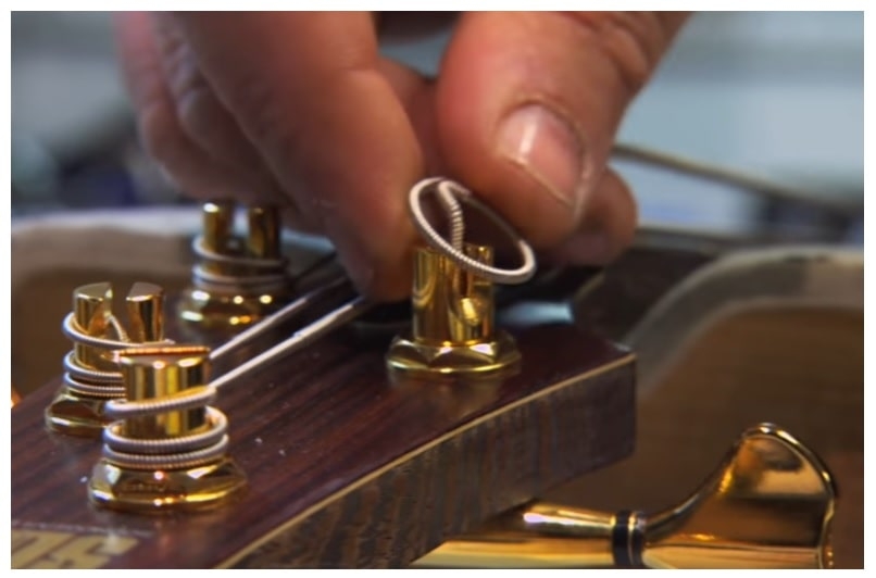 Snaren Vervangen Basgitaar - bassnaren-vervangen-basgitaarsnaar1-min