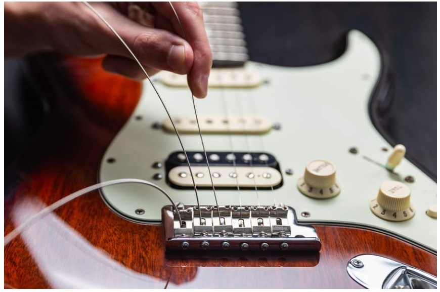 Snaren Vervangen Elektrische Gitaar - gitaarsnaar-opzetten-snaren-gitaar-vervangen-gitaar-snaren-vervangen-snaren-vervangen-elektrische_brug_2