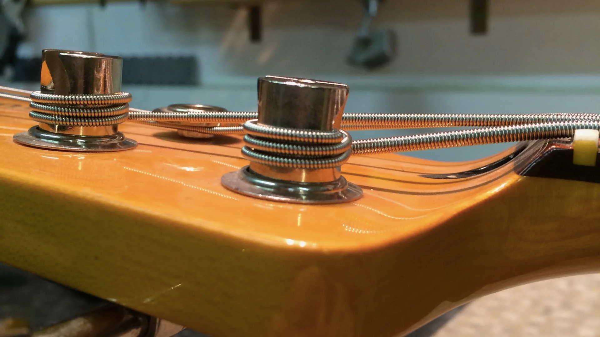 Waarom blijft mijn gitaar niet gestemd? – Oorzaken en oplossingen uitgelegd - 000stemknoppen