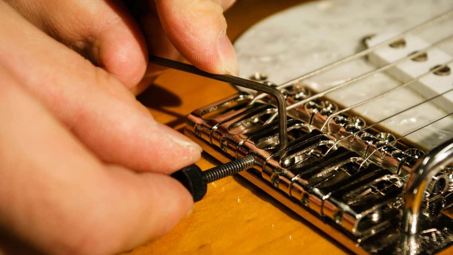 Waarom een correcte gitaarsetup het verschil maakt in een band - intonating_guitar