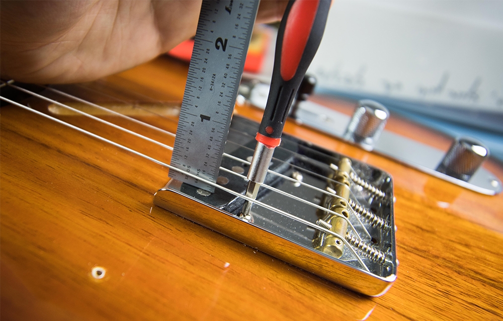 Waarom een correcte gitaarsetup het verschil maakt in een band - pickup_adjusting